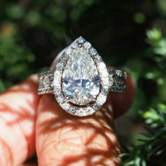 "Classic Wedding Pear Water Drop Crystal Clear CZ Elegant Ring, UNVN12271 - Picture 3 of 5